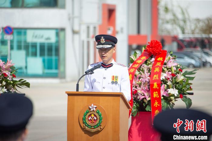 香港特區(qū)政府消防處處長梁偉雄在儀式上致辭?！≌侣勌幑﹫D