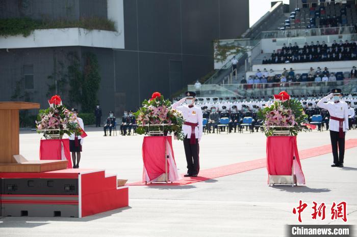香港特區(qū)政府消防處處長梁偉雄等在儀式上敬禮?！≌侣勌幑﹫D