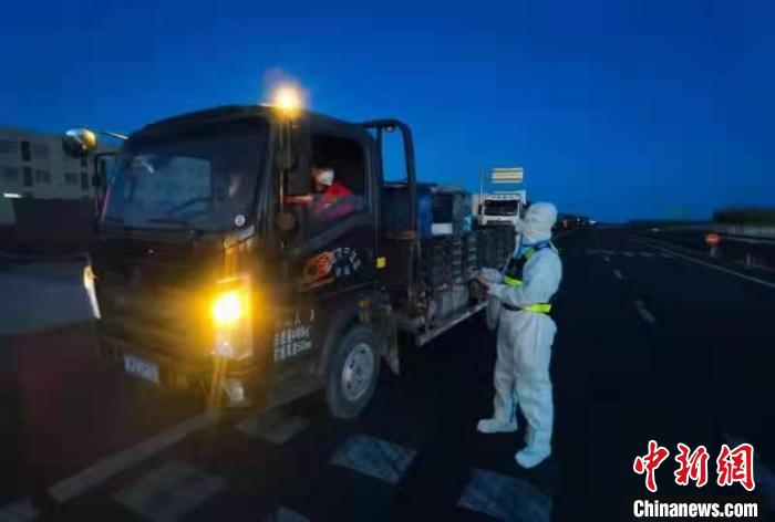 圖為戰(zhàn)疫中的移民管理警察?！⊥跽窈?攝