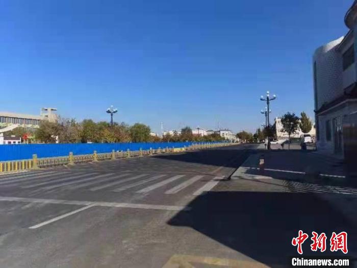 圖為寂靜的額濟(jì)納旗?！⊥跽窈?攝