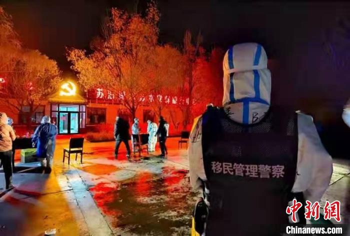 圖為戰(zhàn)疫中的移民管理警察?！⊥跽窈?攝