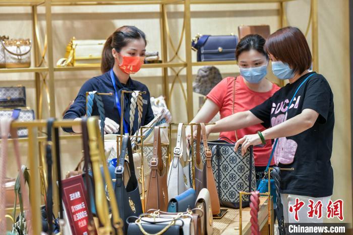 “十一”假期顧客在免稅店選購(gòu)箱包?！●樤骑w 攝 