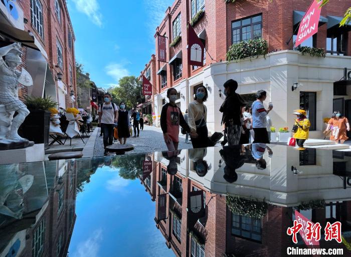 圖為市民在福州煙臺(tái)山商業(yè)漫步街區(qū)一期逛街游玩。　張斌 攝