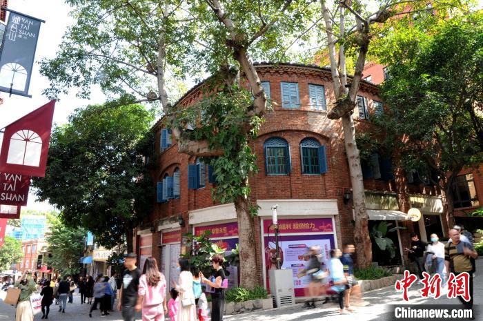 圖為市民在福州煙臺(tái)山商業(yè)漫步街區(qū)一期逛街游玩?！埍?攝