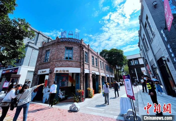 圖為市民在福州煙臺(tái)山商業(yè)漫步街區(qū)一期逛街游玩?！埍?攝