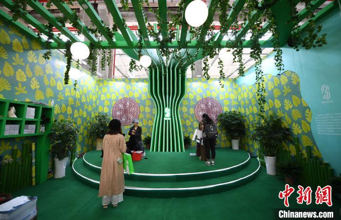 圖為：展覽現(xiàn)場(chǎng)的劇本游戲吸引參觀者。　王剛 攝