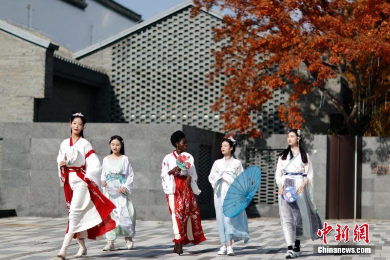北京世園公園紅葉進(jìn)入最佳觀賞期  引游客游園打卡