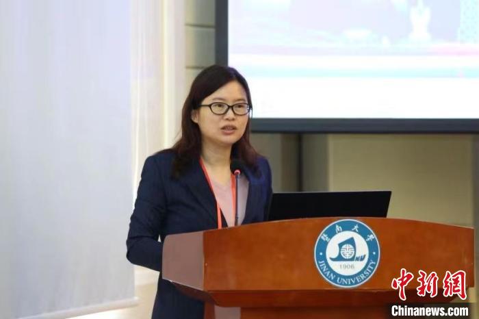 暨南大學(xué)經(jīng)濟學(xué)院副院長鐘韻教授發(fā)言?！◆吣洗髮W(xué)供圖