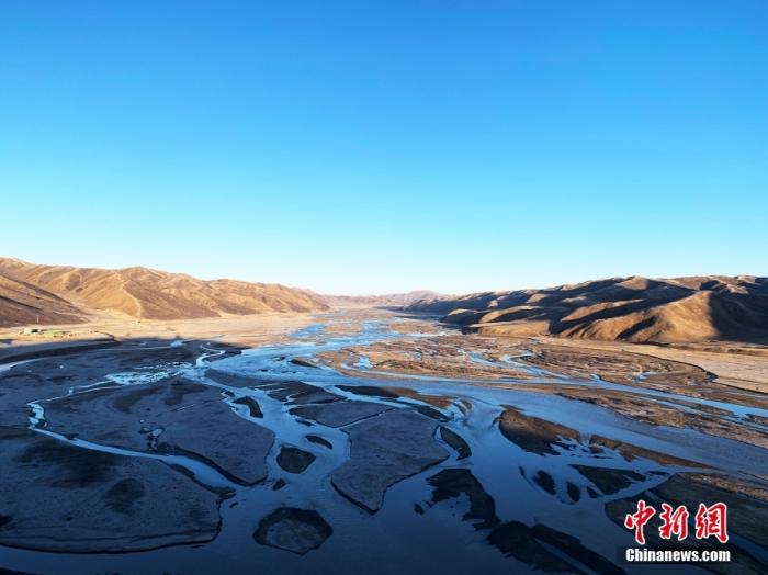 果洛州達(dá)日縣境內(nèi)的黃河。青海省果洛州地處三江源腹地，黃河在果洛境內(nèi)蜿蜒760公里，是“中華水塔”的重要組成部分和國家重要的生態(tài)安全屏障。