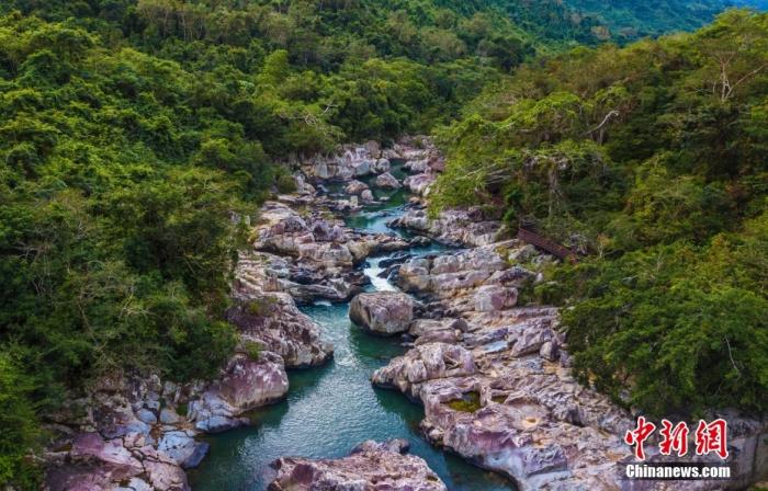 航拍海南呀諾達(dá)熱帶雨林景區(qū)，鳥瞰秀美山水、廣袤雨林。中新社記者 駱云飛 攝