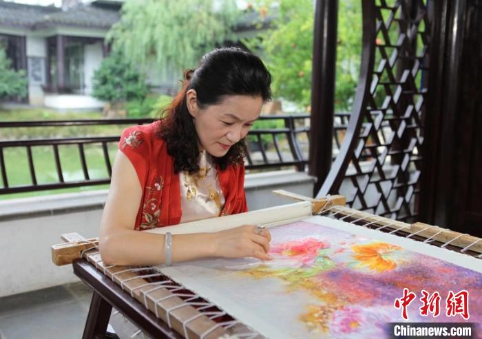 中國工藝美術(shù)大師、國家級非遺項目(蘇繡)代表性傳承人姚建萍 受訪者供圖