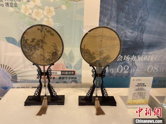 開(kāi)幕式現(xiàn)場(chǎng)進(jìn)行的部分文創(chuàng)產(chǎn)品展示?！⊥τ?攝