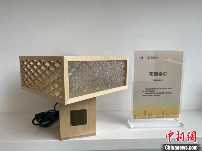開(kāi)幕式現(xiàn)場(chǎng)進(jìn)行的部分文創(chuàng)產(chǎn)品展示?！⊥τ?攝