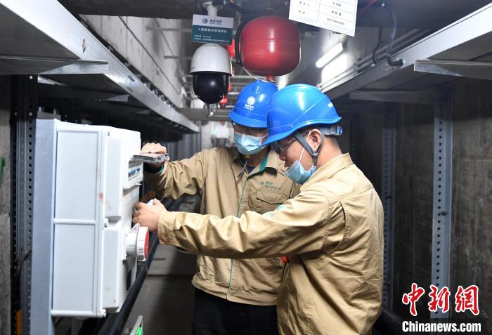 雄安新區(qū)綜合管廊首批電力艙線纜投入運(yùn)行?！№n冰 攝