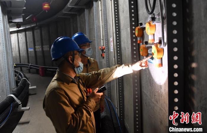雄安新區(qū)綜合管廊首批電力艙線纜投入運(yùn)行，工作人員正在檢查設(shè)備?！№n冰 攝