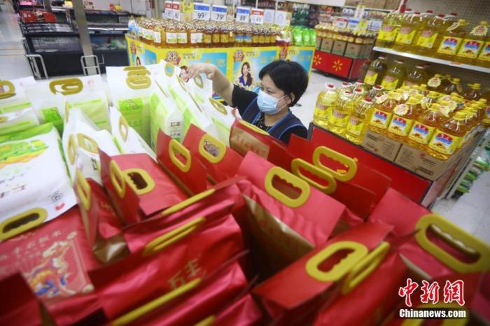 資料圖：超市工作人員擺放大米和油等生活必需品。 <a target='_blank' href='http://www.chinanews.com/'>中新社</a>記者 泱波 攝