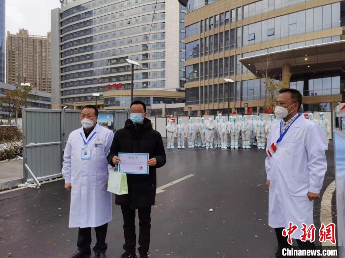 圖為身著蘭大二院院長于博棉襖的出院患者與院長合影。　張婧 攝