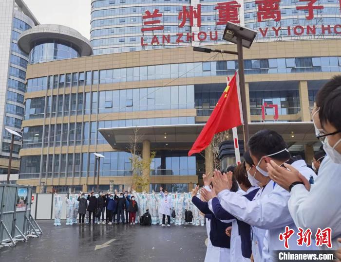圖為蘭州9名新冠肺炎康復(fù)患者走出病區(qū)，在場醫(yī)護(hù)人員掌聲不斷?！堟?攝