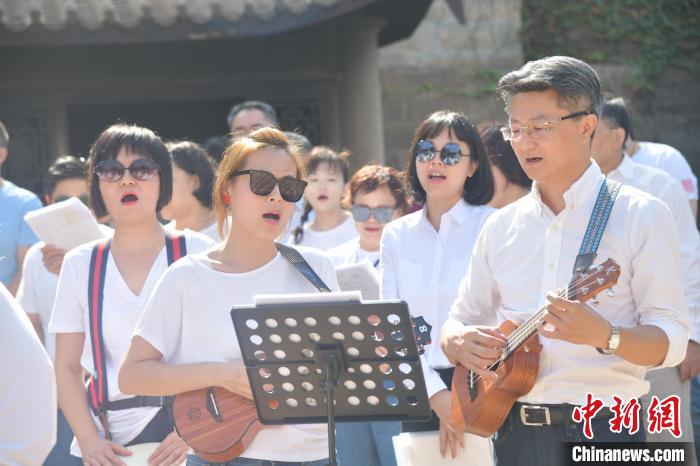 11月7日，湄洲媽祖祖廟前，兩岸媽祖人音樂快閃現(xiàn)場(chǎng)?！「邅喅?攝