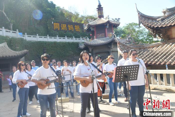 11月7日，湄洲媽祖祖廟前，兩岸媽祖人音樂快閃現(xiàn)場(chǎng)?！「邅喅?攝