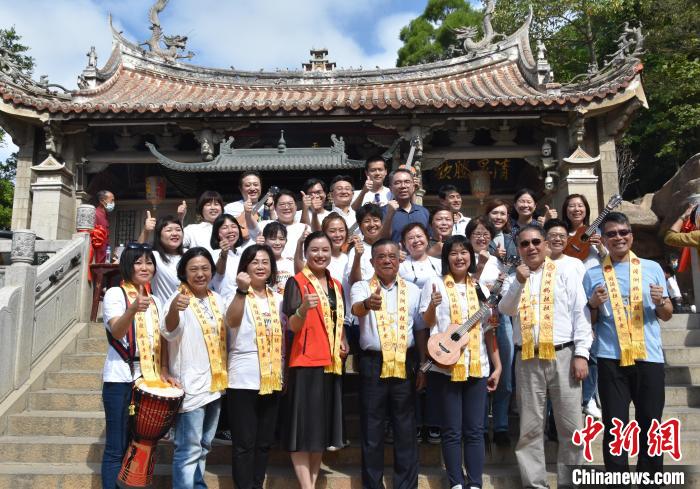 11月7日，上海市臺(tái)灣同胞投資企業(yè)協(xié)會(huì)副會(huì)長(zhǎng)鄒錦章等一行29人參訪湄洲媽祖祖廟?！「邅喅?攝