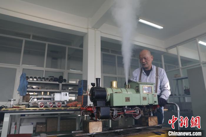 歷時14個月上萬道工序上海“爺叔”手工打造蒸汽小火車登上拍賣臺