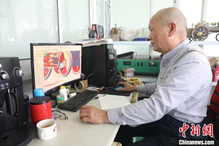 老陸60多頭才開始學習在電腦上進行機械制圖，如今已經“玩”得很溜。　申海 攝