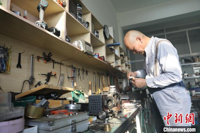 2000多個零件，除了鉚釘之外，均是老陸手工打造?！∩旰?攝