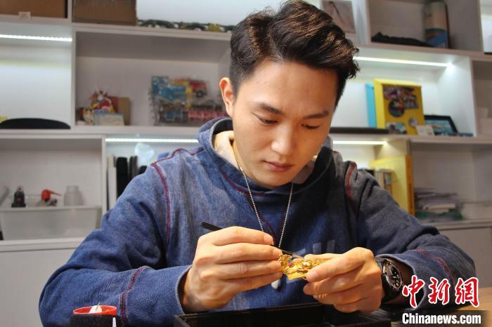 呂紀(jì)凱正在制作古風(fēng)首飾?！≮w曉 攝