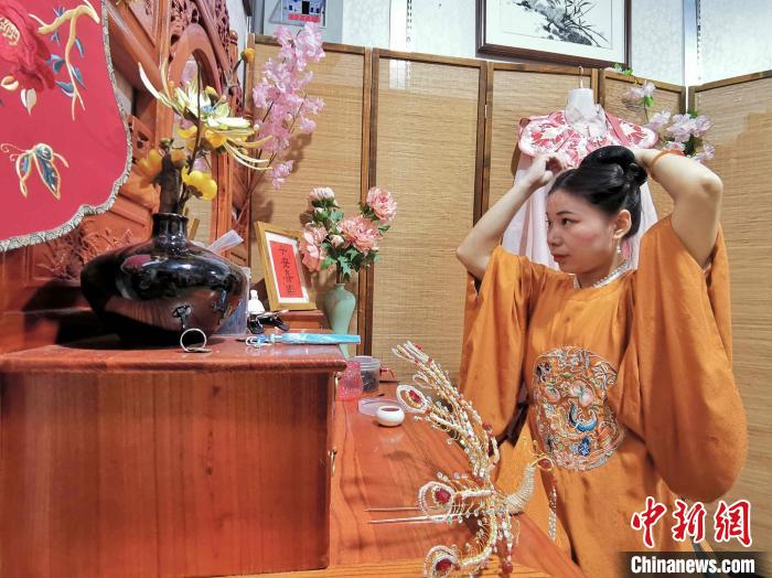 舒秋紅在梳妝鏡前裝扮古裝?！≮w曉 攝
