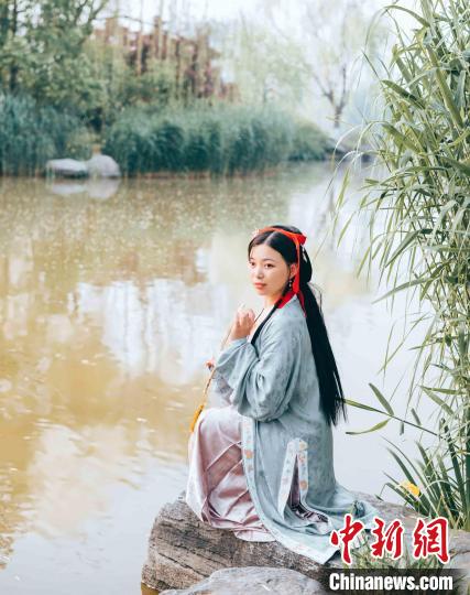 舒秋紅穿著漢服在湖邊留影。　趙曉 攝