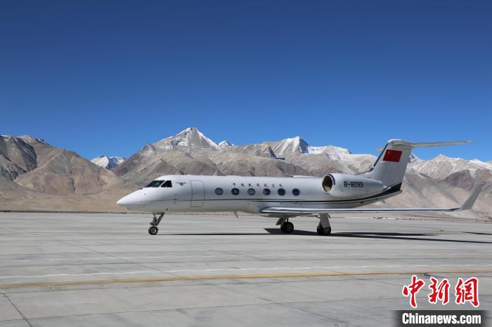 圖為試飛飛機順利落地?！“⒗锢ド瘷C場供圖