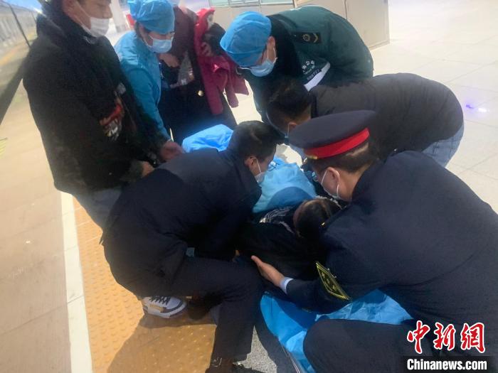 圖為車站工作人員與120急救人員將孕婦抬上擔(dān)架?！∏嗖丶瘓F(tuán)公司供圖