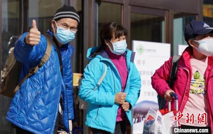 圖為滯留游客點贊內(nèi)蒙古?！●T靜 攝