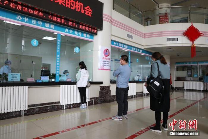 資料圖：市民在醫(yī)院門診大廳間隔排隊掛號。<a target='_blank' href='/'>中新社</a>記者 楊迪 攝
