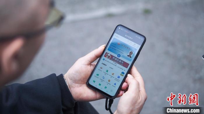 圖為重慶市民使用電子社保卡辦理業(yè)務(wù)?！￡愽?攝
