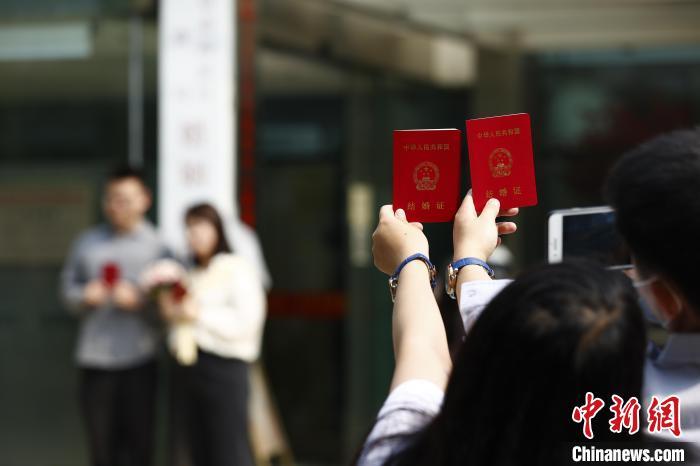 5月20日上午，北京市海淀區(qū)婚姻登記處外領(lǐng)證自拍的新人?！「惶?攝