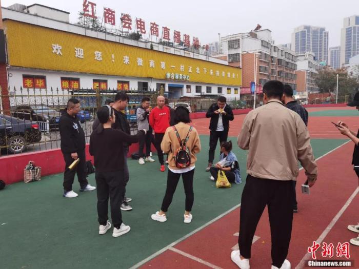 籃球場上，眾人正在討論帶貨短視頻的拍攝。周孫榆 攝
