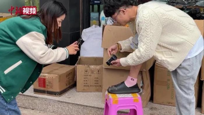 江北下朱街頭主播正在直播帶貨。中新視頻截圖