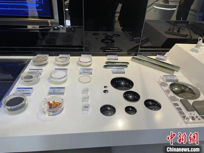 圖為鍺功能材料、鍺加工材料與鍺產(chǎn)品展示。　繆超 攝