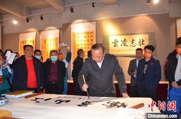 圖為“鐵軍老戰(zhàn)士”、著名書法家、解放軍報原副總編輯連俊義少將現(xiàn)場揮毫?！☆佇玛?攝 攝