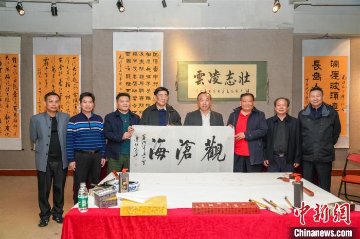 圖為百名將軍書畫展活動現(xiàn)場。　宋秀杰 攝 攝
