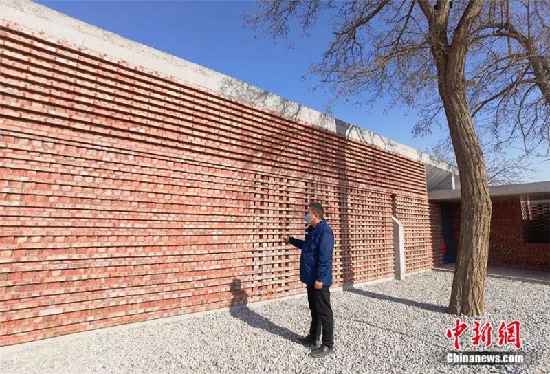 11月23日，記者實地拍攝甘肅白銀市平川區(qū)境內(nèi)的“130萬農(nóng)村改造房”。圖為房屋外墻。劉玉桃 攝