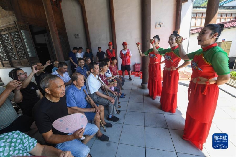 （新華全媒頭條·六中全會精神在基層·圖文互動）（3）鍛造堅(jiān)強(qiáng)領(lǐng)導(dǎo)力量——各地學(xué)習(xí)貫徹落實(shí)六中全會精神深入推進(jìn)全面從嚴(yán)治黨觀察