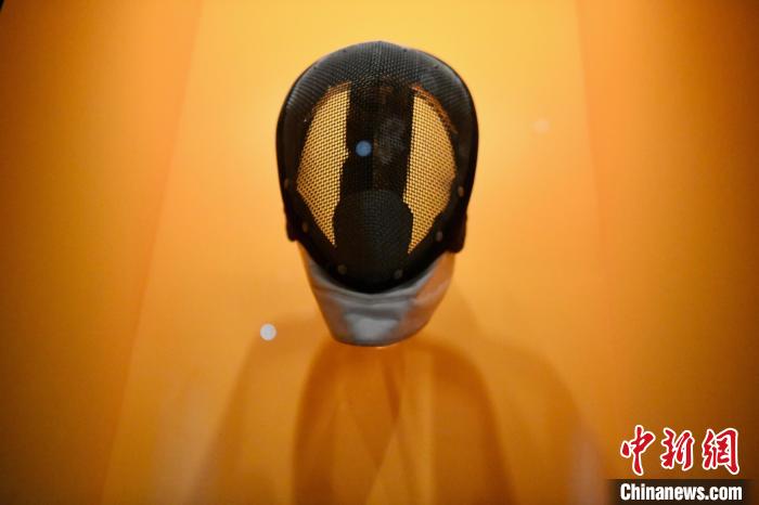 李小龍?jiān)谙愀矍髮W(xué)期間曾學(xué)習(xí)劍擊使用的面罩，后來他將劍擊的實(shí)戰(zhàn)概念及技術(shù)融入自創(chuàng)的武術(shù)系統(tǒng)中?！±钪救A 攝