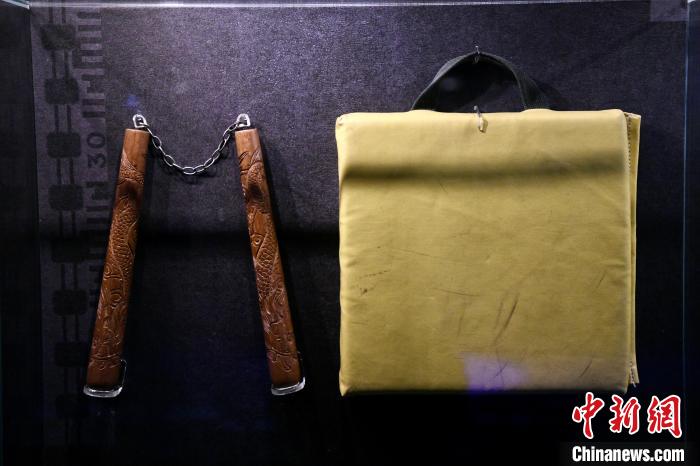 李小龍于電影中使用的雙截棍及踢墊。　李志華 攝