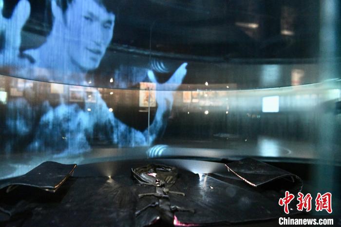 展示李小龍的嬰兒上衣?！±钪救A 攝