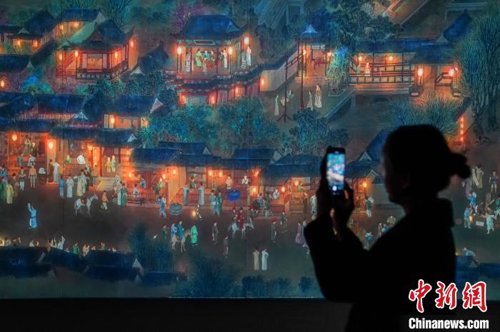 圖為參觀者在觀展?！￡惞谘?攝