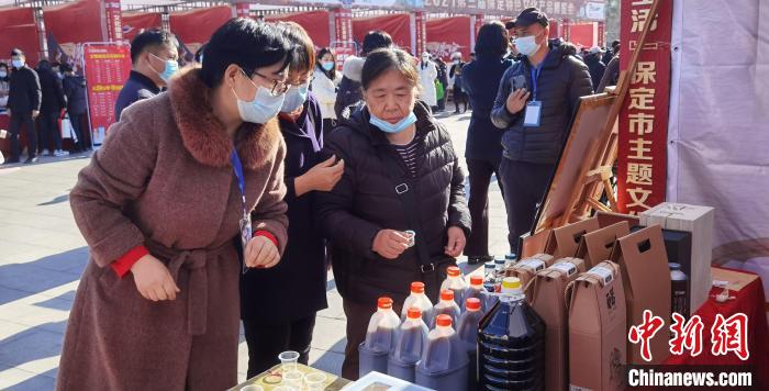 市民了解蠡縣“麻山藥醋”產(chǎn)品?！⌒烨擅?攝