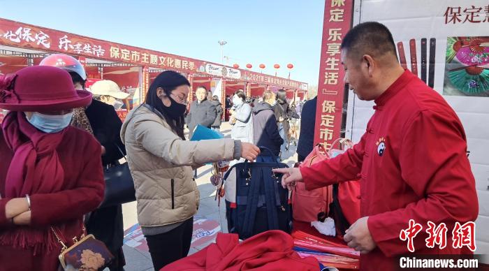 市民在選購(gòu)白溝箱包?！⌒烨擅?攝